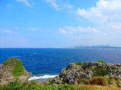 ザネー浜に行きたいので、真栄田岬まで行き車を停めます。
真栄田岬は荒れていました。
初めて沖縄に来た時、ここでシュノーケルしましたが今日はここからシュノーケルは出来ないとアナウンスがありました。