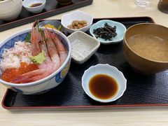 海老・カニ・いくらがのったサービス丼(1500円）
