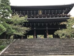 続いて浄土宗総本山、知恩院へ。
南禅寺と共に日本三大三門の一つで最大の三門なのだそうです。