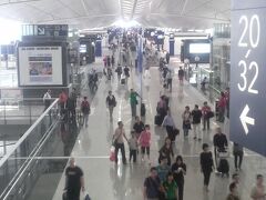 乗換えの香港国際空港着。　いやー広い！
