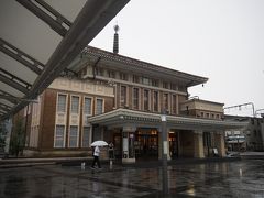 あ、これ、私の頭の中の消しゴム、じゃなくて頭の中にあった奈良駅のイメージ。2003年っていうから、今から17年前に元の位置から建物だけ移動して、今は奈良市総合観光案内所として活用されているらしい。よかったね！