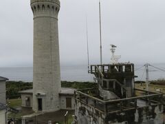 角島島内には集落に直接立ち入らないバイパス的道路が一本通じており、昔からの狭い道を通らなくても最奥部に建つ角島灯台まで行ける。但し駐車料金はしっかりかかるので、少し手前の土産物屋の駐車場に無料で止め、駐車料金相当額以上の買い物をした方がいいかも。