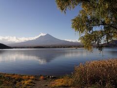 まだ時間があるので、湖畔に出てみる。
今朝も少し風があったので、逆さ富士とまではいかなかったが、湖面に富士山の姿が映り込んでいる。
それにしても、11月の朝だと言うのに暖かい。
歩いていると、汗ばむくらいだった。