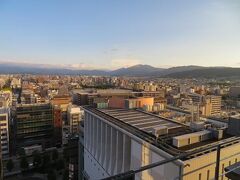 １０月１３日。午前７時前。
ホテルグランヴィア京都のお部屋から眺める京都市内。