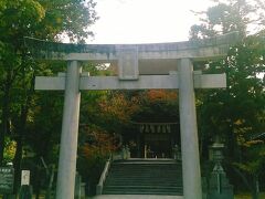 神社は伊勢神宮の次に位の高い官幣大社の１つです。西暦200年に亡くなった仲哀天皇の「廟」でもあります。香椎宮は、祭祀に際して天皇により勅使が遣わされる勅祭社で、10年ごとに勅使が遣わされています。