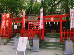 手前の鶏石神社は、綾杉の裏手にあります。神社は狛犬が、雄鶏と雌鶏になっています。ご神体は珍しく鶏石です。鶏の死を悲しんだ僧侶が、石になった鶏を祀ったのが始まりの様です。日本ではここだけの様で、鶏は夜鳴かないことから子どもの夜泣きにも御利益があると言われています。