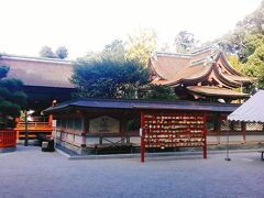 現在の本殿は、1800年頃の福岡藩主黒田氏によって再建されたものです。造りは、香椎宮本殿にしか見られない独特なもので「香椎造」と称され、国の重要文化財に指定されています。