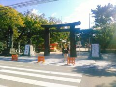 次は、筥崎宮です。JR箱崎駅から徒歩８分くらいです。一之鳥居が出迎えてくれました。
筥崎宮の鳥居は、本殿近くから数えて一之鳥居、二之鳥居と呼ばれています。本殿に一番近い一之鳥居は1600年初めに、藩主の黒田氏が建立したものです。この鳥居の柱は三段に切れていました。一番上の笠木と下の貫の長さが同じと言う独特の鳥居です。