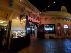 夜ご飯はこれまたgotoイートを利用しての
イクスピアリ４階にあるアメリカンな
TGIフライデーズさんを一週間前にHOT PEPPERから予約♪

TGIフライデーズ イクスピアリ店
050-5595-4137
千葉県浦安市舞浜1-4 イクスピアリ シェフス・ロウ 4F
https://tabelog.com/chiba/A1202/A120203/12028697/

当日は日曜日夜18時で満席。
予約してたのですぐ座ることができました～。

注文したのは
ファミリーセット　2990円で
選べる三種類＋キッズドリンク(おかわり自由)
