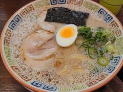 「大砲ラーメン 本店」
昔ラーメンを注文。見た目がコッテリですが、味はあっさりとして食べやすく、とんこつクリーミーな味わいが良し。麺は細麺で食感が良し。自家製ラードである豚脂の揚げ玉入り、呼び戻しスープ。