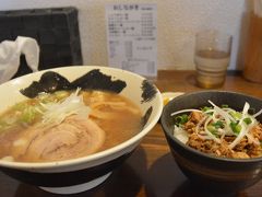 並ぶこと10分
注文したのはしょうゆラーメンとミニチャーシュー丼
 喜多方ラーメンでは珍しい、アゴ出汁のスープとじっくり煮込んで作り上げた自家製豚バラ肉の巻チャーシュー
 なかなか美味しかったです。
まあ地元の人のおすすめは間違いないですね。