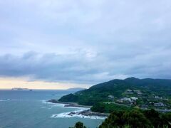 夕陽の名所、長崎市北西端の道の駅「夕陽が丘そとめ」そばから夕暮れの海を眺める。残念ながら上にのさばる黒い雲が取れないまま、帰りのバスの時間で後にした。
右手の集落は出津集落。右端にカトリック出津教会を入れてみた。