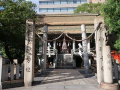 ホテル隣には・・・「白神社」。

この付近は１６世紀ころまで海であり、船がしばしば岩礁に衝突し遭難したので白い紙を立てて安全の目印にしたそうです。
なので「白神社」なのでしょうね。
原爆により神社は焼失しましたが、昭和３０年に再建されました。
時々地元の方が参拝している姿がみられましたよ！。