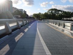 「平和大橋」にやってきました。

渡りましょう～♪。

こちらの橋は「元安川」に架かる橋で、橋の欄干はアメリカの彫刻家「イサム・ノグチ氏」が設計しました。
初めはこの欄干を「いきる」と名付けていましたが、同時期に「生きる」という映画が公開されていたため「つくる」に変更されたというエピソードがあります。