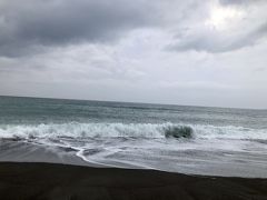 東条海岸に出てみました。

はー、荒れる外房(;´д｀)。海見るの楽しみだったのにな。まぁ雨じゃないだけマシか。