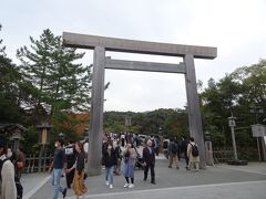 12時45分、とうとう内宮にたどり着きました。
内宮付近は賑やかです。参拝客がたくさん歩いていて、駐車場空き待ちの車も並んでいます。

人影があるかないかレベルの場所を巡ってきた私たちは激しく動揺...。でもまあ、２人とも内宮には何度も来ているので軽く一通り見ていきました。