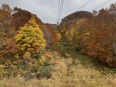 ホテルの車で送ってもらって、八甲田山頂を目指します。
昨晩、フロントのお姉さんに「装備はどのくらいがいいでしょうか？」と相談したら、「2日前に降雪がありましたのでハイキングはちょっと」というお返事。
山頂ハイキングを狙っていたのですが、一昨日来の降雪で断念。
空模様も怪しくなってます。
昨年のロープウェイ点検による休業に続き、山頂ハイキングには縁がありません。