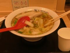 空港でチェックインして出発ゲートのある北ターミナルのどうとんぼり神座で昼食として「おいしいラーメン」を食べる。