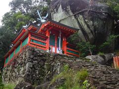 神倉神社
神倉山山上にある、熊野速玉大社の飛地境内摂社。神々が降臨したと言われる巨岩、ゴトビキ岩とよばれるのが御神体です。新宮の方言でヒキガエルを指すそうです。石段を上ってお参りしましょう。