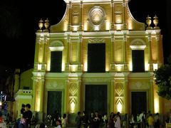 ２５＜夜の世界遺産４＆５・・・聖ドミニコ教会＆広場＞
「聖ドミニコ教会」はライトアップされ、昼に増して美しい。
人々がいる場所は、「聖ドミニコ広場」。
