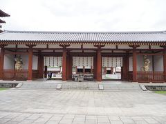 中門は、1984年（昭和59年）に再建。
あれ？修学旅行って確かこの年だったよな。

という事は、丁度中門の改築時期と重なっていて、寺の方は結構バタバタな感じだったのかも。講話聞いたのも、雨の中運動会とかイベントで使うようなテントの中だったしなぁ～。そんな事考えていたら、もう35年も経っているし、もう過去の暴言は許してあげようかなという気分に（上から目線）。