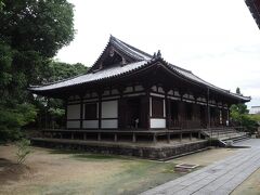 歴史的雪解け（大袈裟）もなされたので、前を向いて先に進みましょう。
回廊の外に、如何にも歴史ありそうな建物の「東院堂」を発見。

吉備内親王が母である元明天皇の冥福を祈り建立された東禅院（奈良時代）を、鎌倉時代に再建したものがこちらの建物で国宝指定されております。