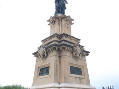 「地中海のバルコニー」と言われる高台の広場にある銅像。ただ誰なのかは分からず。。