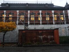 旭川を越えて川反地区に行くと秋田市立赤れんが郷土館がある。赤れんが館・新館・収蔵庫の3つの建物から構成されている。外観はルネサンス様式を基調として煉瓦造２階建の美しい建物だが、工事中だったのが残念だ。赤れんが館は旧秋田銀行本店として建設された。