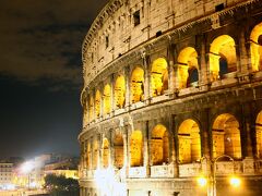 26
2012年12月
Colosseo
子どもたちを連れて初めての海外旅。
最初に訪れたのはローマ。
そしてまずはここに。
夜のコロッセオはライトアップされていて、
とにかく幻想的。
2000年前からここに存在しているということで、
ロマンを感じずにはいられない。
3歳になった息子も
「大きいね～！」を繰り返していた。
１歳の娘は、もちろん何もわからず見上げていた。
生まれてからまだ400日。
無理もありません。^^;

この旅は22日間のイタリア縦断。
予定通りにはいかず少々短くなりましたが・・・
今考えるとなんと無謀な計画だったのかと思ってしまいますが・・・
とにかくこの時は、
子どもたちに大好きなイタリアを見せたい一心で・・・