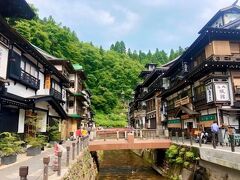 昼の銀山温泉。右手に旅館永澤平八。