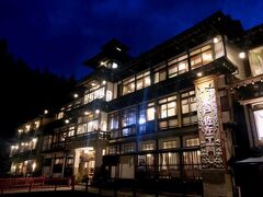 夜の銀山温泉。能登屋旅館。