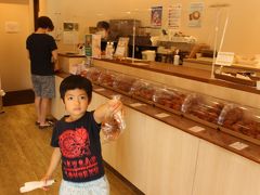 13：00「ドーナツ食べたい」
といきなり言い出したのでgoogle先生に聞いたら
これまた車5分でドーナツ屋さんへ

営業：10：00ー18：00
P3台あり

三ツ矢本舗
https://tabelog.com/okinawa/A4703/A470303/47000361/

ドーナツ4つとイートインで
ドーナツのアイス載せで807円（PayPay可）
なんと720円以上購入でドーナツ1個無料サービスでした

ドーナツは1つ90円～
黒糖、プレーン、かぼちゃ、紅芋、ごま、コーヒー、チーズなど種類も豊富