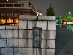 横浜-9　夜景散歩　萬國橋　　49/　　　　38

万国橋（萬國橋とも表記）は、神奈川県横浜市中区海岸通四・五丁目（北仲通地区）と新港一・二丁目（みなとみらい新港地区）の間の運河に架かるコンクリートアーチ橋。馬車道からつながる万国橋通りが橋上を通過する。橋から望めるみなとみらい地区の風景は人気がある。かながわの橋100選に認定されている。 

