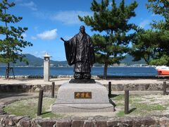 「宮島桟橋」近くにあった「平清盛像」。

「厳島神社」を造営し、篤く信仰していた平清盛。その頃の姿を銅像にしたようです。