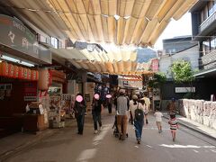 「宮島表参道商店街」。

朝は混んでいませんよー。

スムーズに歩けました。