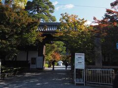 【永観堂】京都の東山に哲学の道と言う細い川の流れる道があります。その南端のさらに南側に永観堂があります。