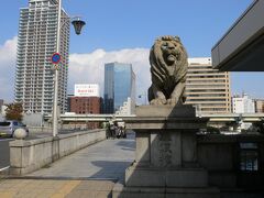地下鉄堺筋線・北浜駅下車、北浜１丁目交差点にやって来ました、

堂島川・土佐堀川に架かる「難波橋」、愛称は”ライオン橋”と言ってライオンの石像が両側にあり狛犬のモデル吽形と言われてる歴史のある橋です。
