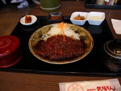 昼食は矢場とんで味噌カツ！味が濃くてしつこいと思いきや味が濃すぎず肉も柔らかくてめっちゃ美味しかったです。あの味は忘れられないですね。