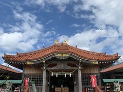 神社の作りも沖縄風で異国情緒が溢れてました。駐車場もちゃんとあります。