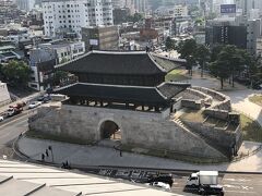 ラウンジから見下ろすと朝の東大門。
今日はVELTRAで予約した「南北境界線（DMZ）ツアー」だ。