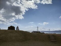 「大歳山遺跡」に着きました。
公園の階段を上ると丘の上に前方後円墳があり、その向こうは明石海峡。
突然視界が開けて感動しましたが、よりによって古墳の上で話し込んでいる方があり、なんとなく落ち着かなかった。