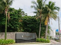 恩納村をドライブしてて、通り過ぎながら
いつか泊まってみたいなと思っていたインタコ万座。
感染予防対策でセルフで駐車し
シャトルバスでピストンというシステムでした。