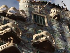 アントニ・ガウディ作「カサ・バトリョ」は、まるで遊園地の建物のような可愛らしいデザイン。内部もとてもユニークで必見です。混んでますが…。
こちらはバルセロナ２日目に見学し、建物の詳細は下記の旅行記でしつこく書いていますので、興味のある方はそちら↓をご覧頂けると幸いです。
　https://4travel.jp/travelogue/11622978
