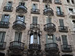 さて、「グランヴィア通り」から、ゴシック地区方向に歩いていく途中、地下鉄1,4号線「Urquinona（ウルキナオナ）駅」から徒歩3分のところにも有名なモデルニスモ建築があります。
それが、これ。ガウディが唯一バルセロナ市から賞をいただいた建築物「カサ・カルベ」です。1900年の第１回芸術的建築年間賞を受賞したそうです。