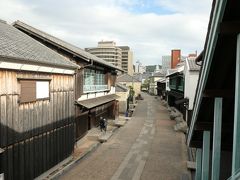 カピタン部屋の三角屋根の階段から見た出島の街並。

遠足の小学生以外の観光客は少なく、寂しいくらい。