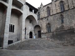 ここは、ゴシック地区の有名なポイント、スペイン語、カタルーニャ語ともに「プラサ・デル・レイ」と呼ばれる「王の広場」。バルセロナのゴシック地区の中でも特に古い地域で、ゴシック地区の中心にあります。
広場の三方を中世の重要な建物、王宮、礼拝堂、副王の館に囲まれており、この扇形の階段は、1493年4月にコロンブスがフェルナンド王とイサベル女王に謁見し、新大陸発見の報告をするために上がったと言われています。

「イヨ～国（1492）が見えるぞコロンブス新大陸発見」って歴史の授業で覚えませんでしたか？発見の翌年に報告に来たんですね～。そこに今私が立っていると思うと…ロマンだわ～

右手の建物は「サンタ・アガタ礼拝堂」、広場正面が「レアル・マジョール宮殿」です。