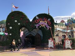 千葉県浦安市舞浜『東京ディズニーランド（TDL）』
ファンタジーランド

【クイーン・オブ・ハートのバンケットホール】の写真。

ようこそ、ハートの女王のお城へ

ここは、ディズニー映画『ふしぎの国のアリス』に登場するハートの
女王のお城です。今日は、女王がみなさんを大切なゲストとして
晩さん会にご招待。
ふしぎの国のお料理やユニークなデザートなど、バラエティ豊かな
メニューがたくさん。