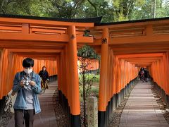 行きと帰りの二重鳥居に成っている場所が千本鳥居らしいです