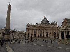 9時10分、バチカンのサン・ピエトロ広場に到着しました。目の前の大聖堂がとても美しかったです。