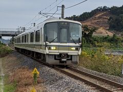 平行して走る草津線の電車